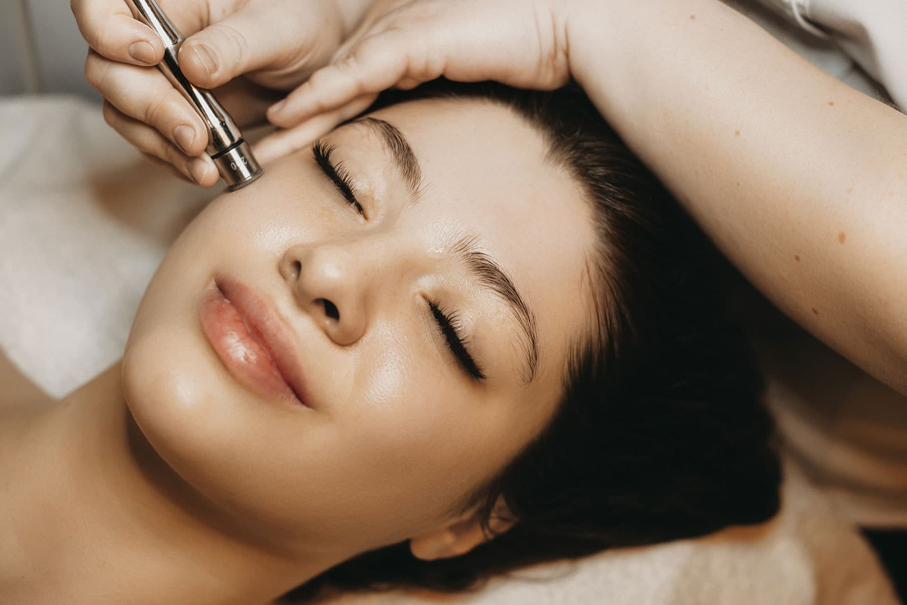 Découvrez nos cures de soins visage Mesoestetic peeling et Microneedling